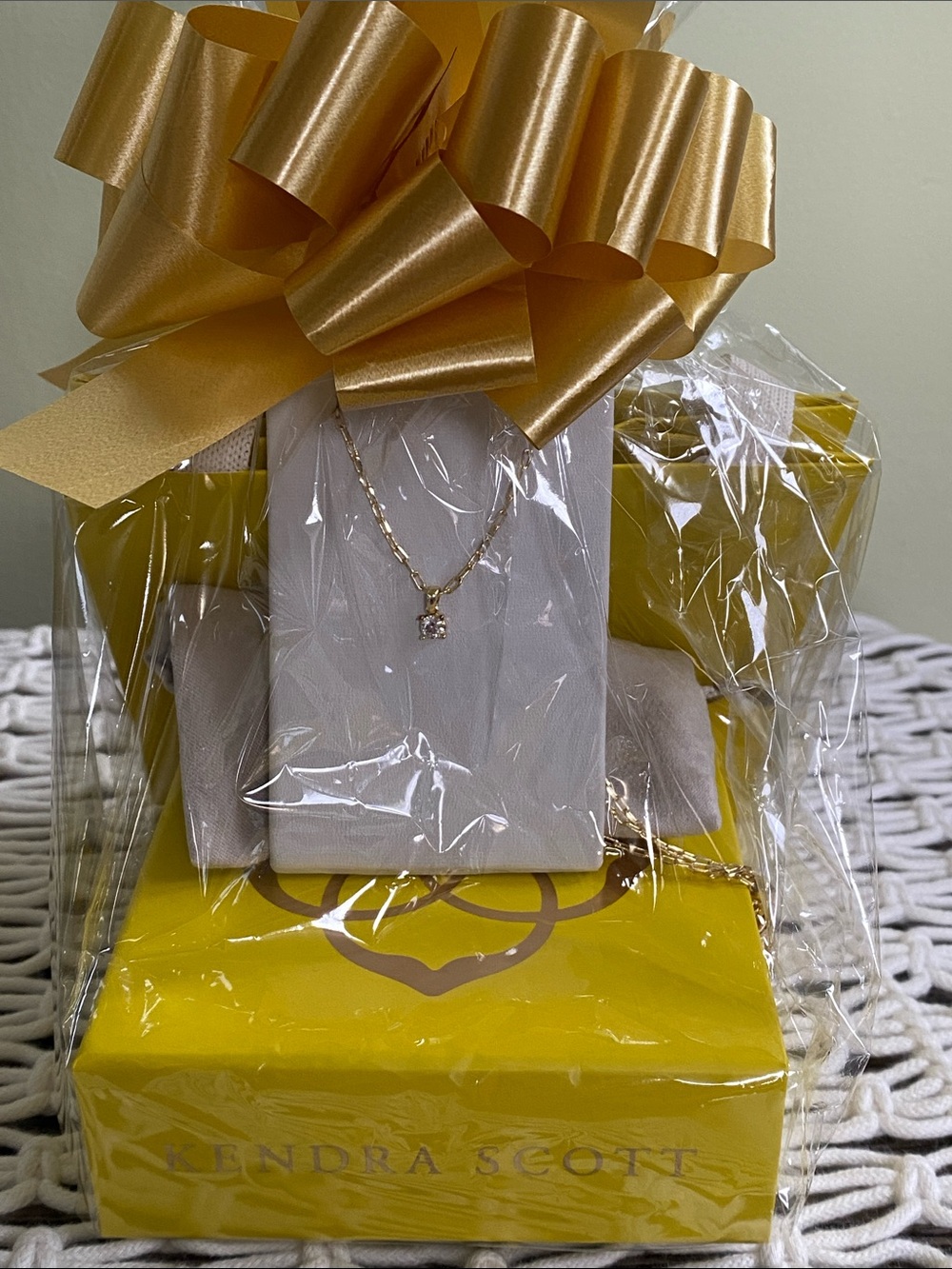 Kendra Scott Yellow Box with Gold Bow Gift Set Lexi Short Pendant Necklace